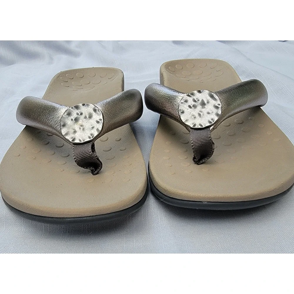 Vionic Orthaheel Metallic Silver Thong Sandals Hammered Medallion Flip Flops 10